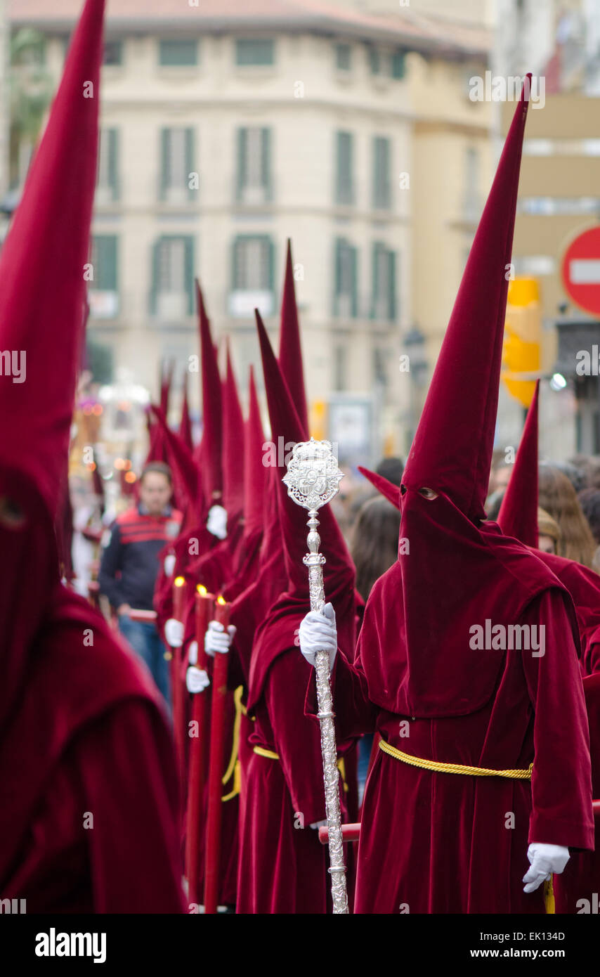 Mit Kapuze Büßer zu Fuß in einer Prozession, Osterwoche, der Semana Santa, Malaga, Andalusien, Spanien. Stockfoto