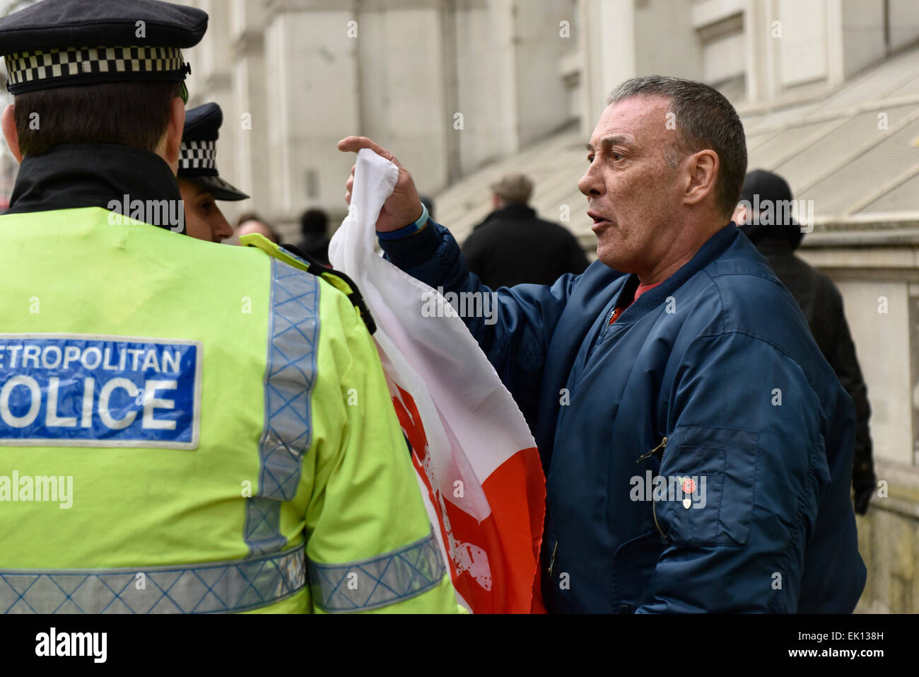 London, Großbritannien. 4. April 2015. Mitglieder der Pegida, in Whitehall demonstriert, als die Polizei mit Antifaschisten zusammengestoßen. Fotograf Credit: Gordon Scammell/Alamy leben Nachrichten Stockfoto