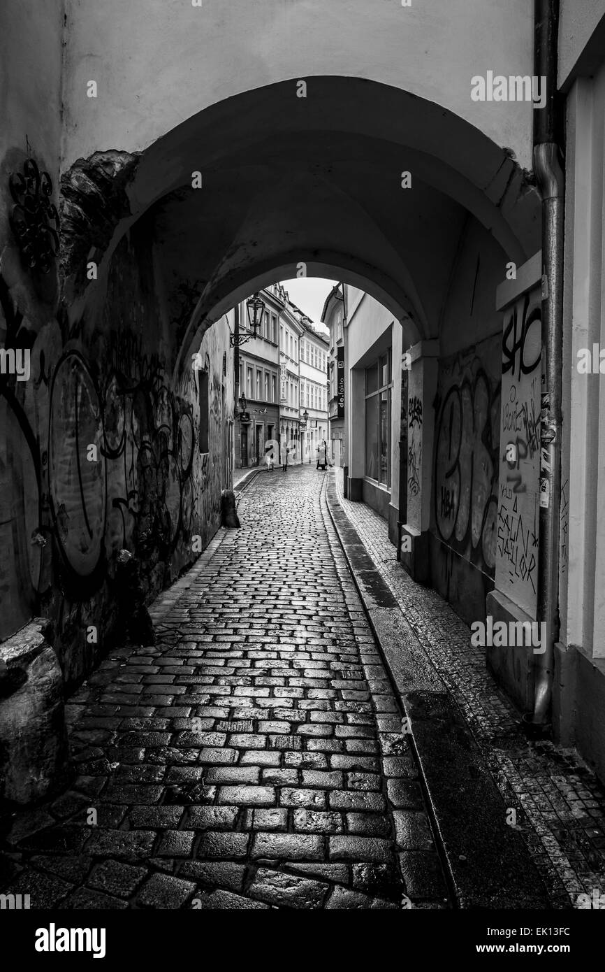 Straße und Alltag der Stadt. Schwarz und weiß. Prag ist die Hauptstadt und größte Stadt der Tschechischen Republik. Stockfoto