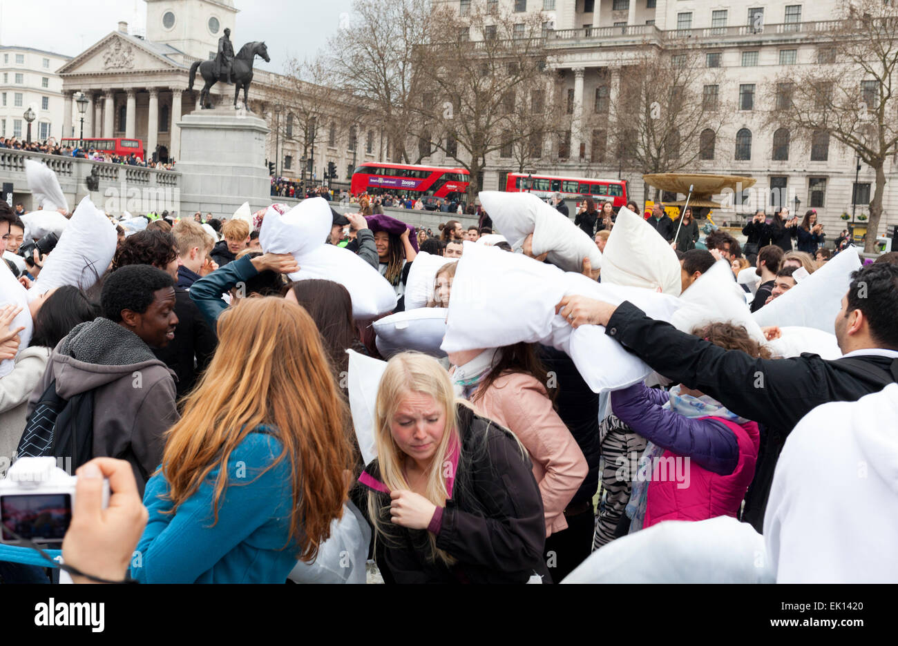 Trafalgar Square, London, Vereinigtes Königreich 4. April 2015. Hunderte von Menschen versammelten sich am Trafalgar Square in London als Masse Kopfkissen weiterkämpfen International Pillow Fight Day.  Konkurrenten schlagen gegenseitig mit gefüllten Federkissen in Großbritanniens Hauptstadt. Veranstalter haben gesagt, dass sie hoffen, der Wettbewerb Londoner im Freien zu fördern und Stress abzubauen. Dieses Jahr ist die 7. jährliche Veranstaltung, die sieht, dass Menschen in mehr als 100 Städten auf der ganzen Welt Teil genommen haben. Bildnachweis: Mark Richardson/Alamy Live-Nachrichten Stockfoto