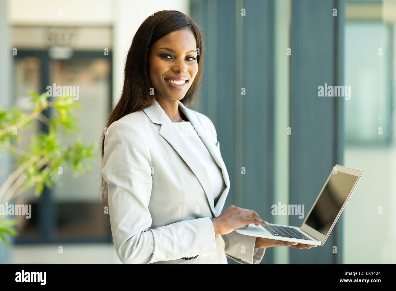 Porträt des jungen afrikanischen amerikanischen Business-Frau mit laptop Stockfoto