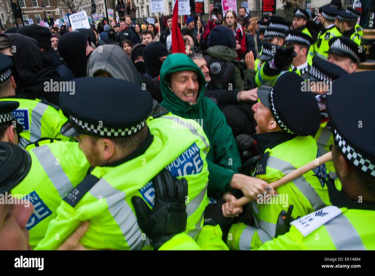 Whitehall, London, 4. April 2015. Wie PEGIDA UK eine schlecht besuchte Kundgebung am Whitehall hält, sind Resultate von Polizei gerufen, um gegen Demonstranten aus verschiedenen London antifaschistischen Bewegungen enthalten. Bild: Polizei Kampf mit anti-faschistischen KostenzählerProtestierendern, wie sie versuchen, die kleine PEGIDA-Rallye zu konfrontieren. Bildnachweis: Paul Davey/Alamy Live-Nachrichten Stockfoto