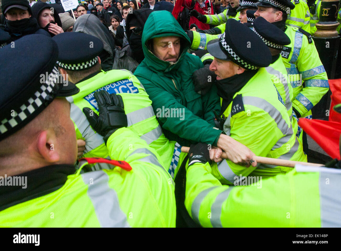 Whitehall, London, 4. April 2015. Wie PEGIDA UK eine schlecht besuchte Kundgebung am Whitehall hält, sind Resultate von Polizei gerufen, um gegen Demonstranten aus verschiedenen London antifaschistischen Bewegungen enthalten. Bild: Polizei Kampf mit anti-faschistischen KostenzählerProtestierendern, wie sie versuchen, die kleine PEGIDA-Rallye zu konfrontieren. Bildnachweis: Paul Davey/Alamy Live-Nachrichten Stockfoto