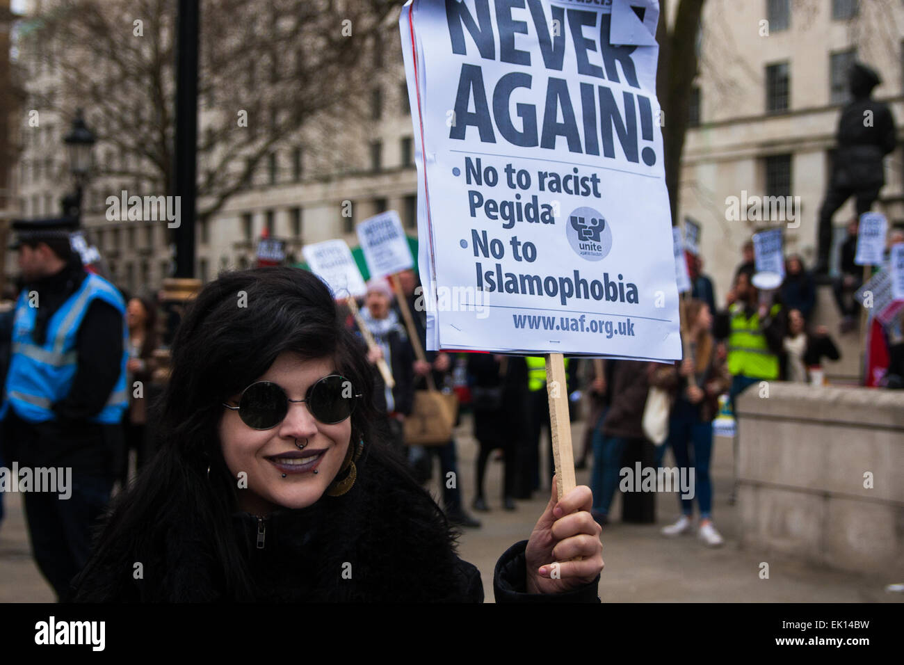 Whitehall, London, 4. April 2015. Wie PEGIDA UK eine schlecht besuchte Kundgebung am Whitehall hält, sind Resultate von Polizei gerufen, um gegen Demonstranten aus verschiedenen London antifaschistischen Bewegungen enthalten. Bild: Ein Zähler Demonstrant mit ihrer Fahne zeigt, dass es gibt, zwar ein paar laufende Schlägereien zwischen Anti-Faschisten und Polizei Geister hoch bleiben. Bildnachweis: Paul Davey/Alamy Live-Nachrichten Stockfoto