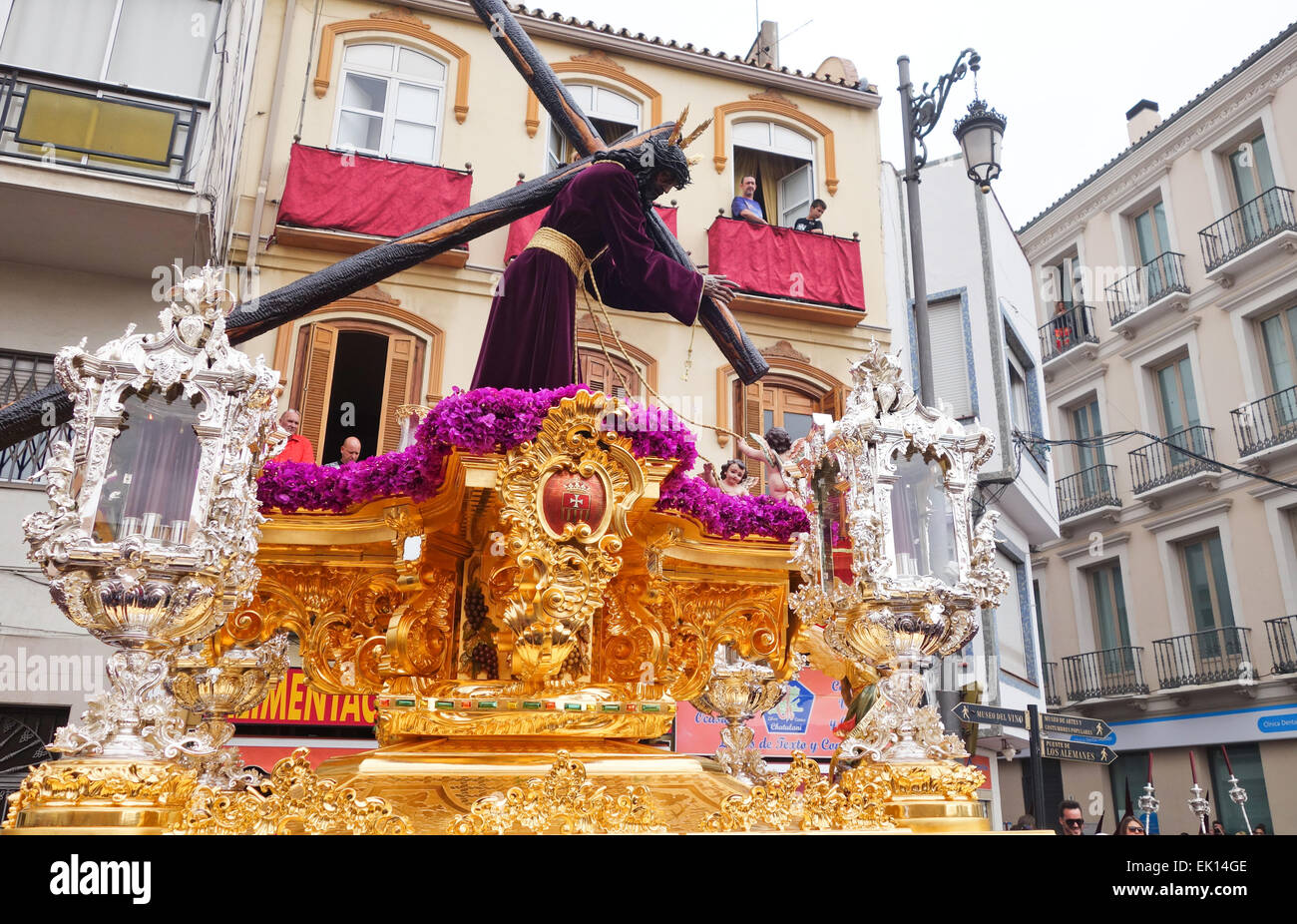 Religiöse Schwimmer mit Jesus Christus, Prozession, Osterwoche, der Semana Santa, Malaga, Andalusien, Spanien. Stockfoto