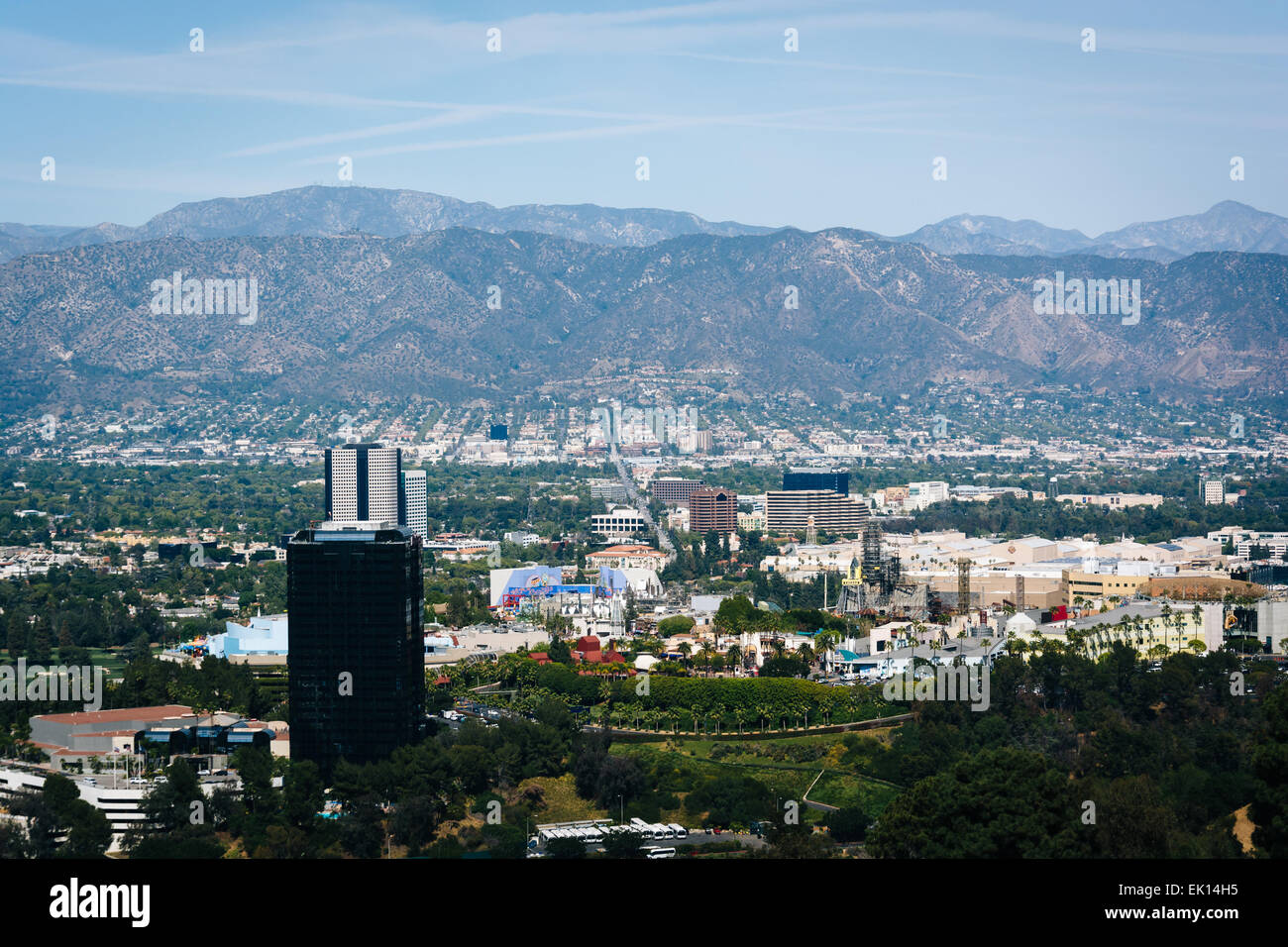 Blick auf ferne Berge und Universal City aus der Universitätsstadt Overlook am Mulholland Drive, in Los Angeles, Kalifornien. Stockfoto