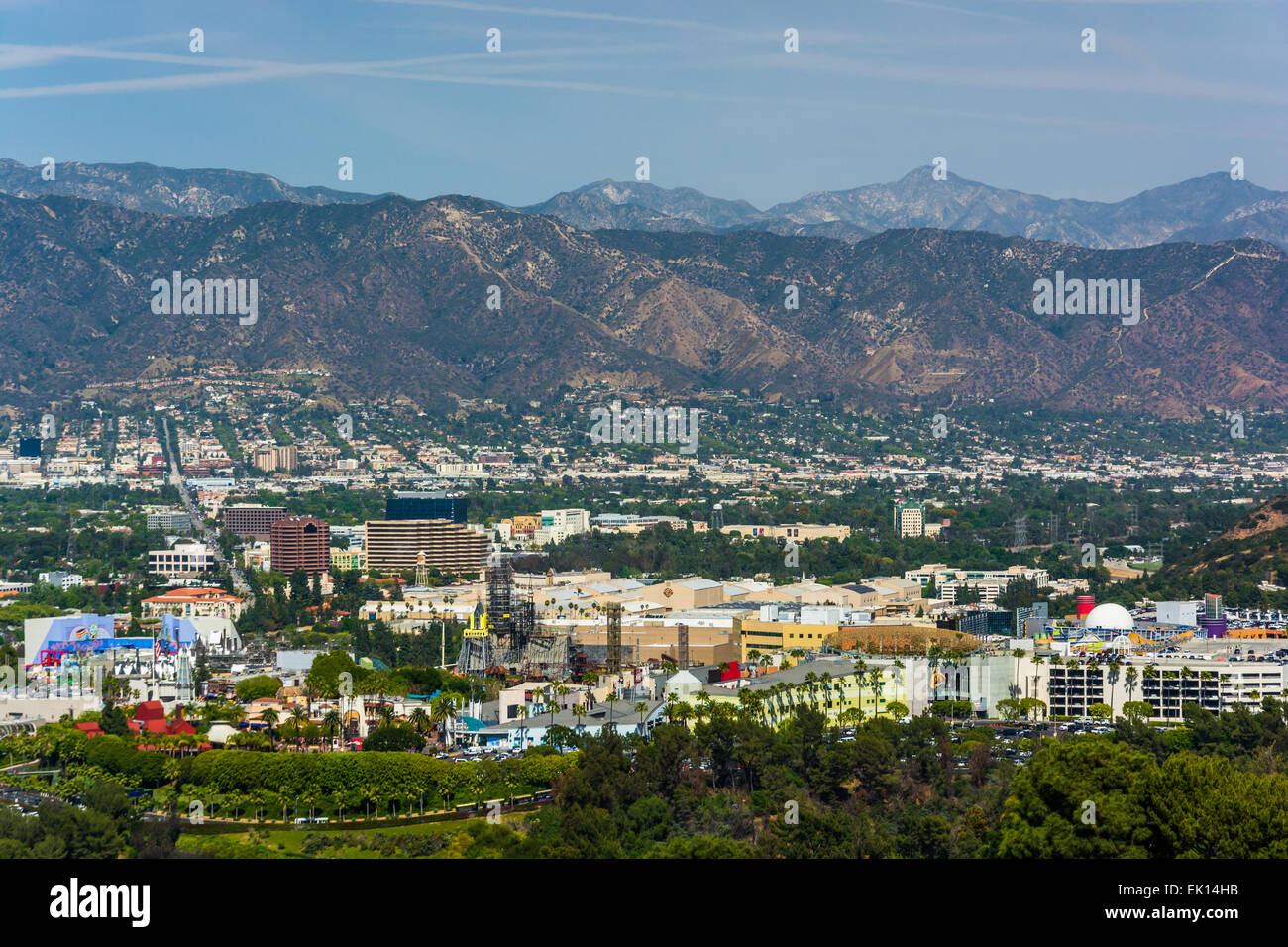 Blick auf ferne Berge und Universal City aus der Universitätsstadt Overlook am Mulholland Drive, in Los Angeles, Kalifornien. Stockfoto