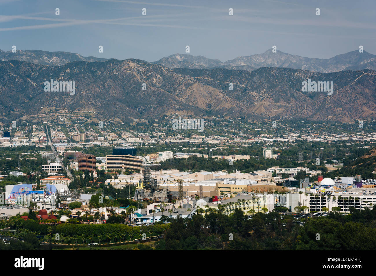 Blick auf ferne Berge und Universal City aus der Universitätsstadt Overlook am Mulholland Drive, in Los Angeles, Kalifornien. Stockfoto