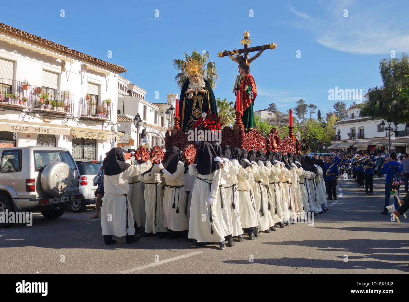 Mit Schwimmer mit Jungfrau Maria und Christus, Prozession, Karwoche Semana Santa, Mijas Málaga Provinz, Andalusien, Spanien. Stockfoto