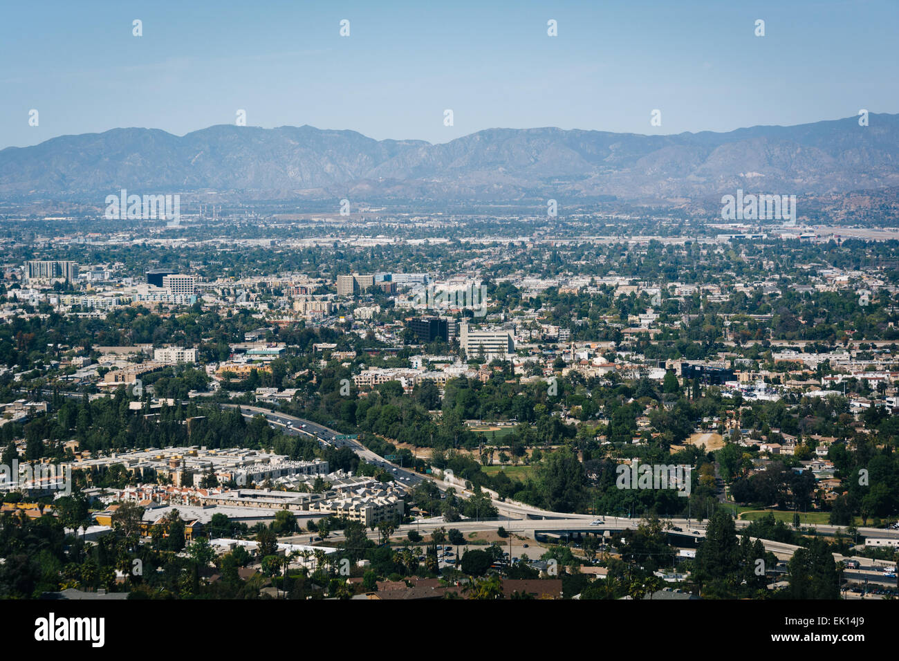 Blick auf ferne Berge und Universal City aus der Universitätsstadt Overlook am Mulholland Drive, in Los Angeles, Kalifornien. Stockfoto