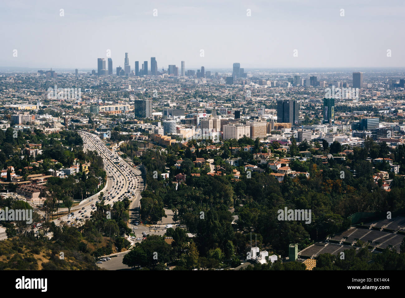 Blick auf die Skyline von Los Angeles aus der Hollywood Bowl Overlook am Mulholland Drive, in Los Angeles, Kalifornien. Stockfoto