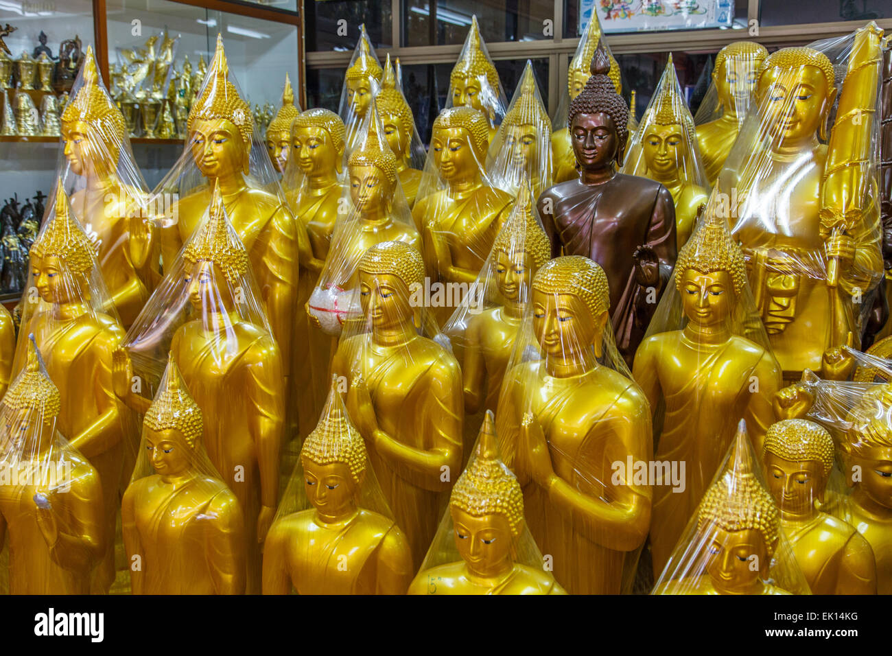 Buddha verpackt in Plastik zum Verkauf Stockfoto