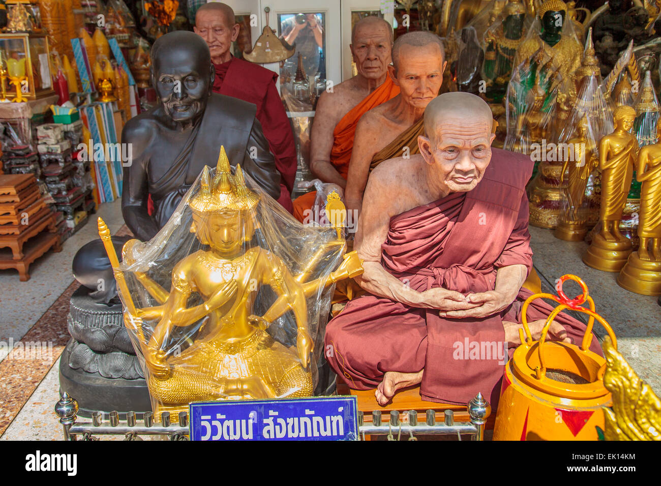 Buddha und Mönch zu verkaufen Stockfoto