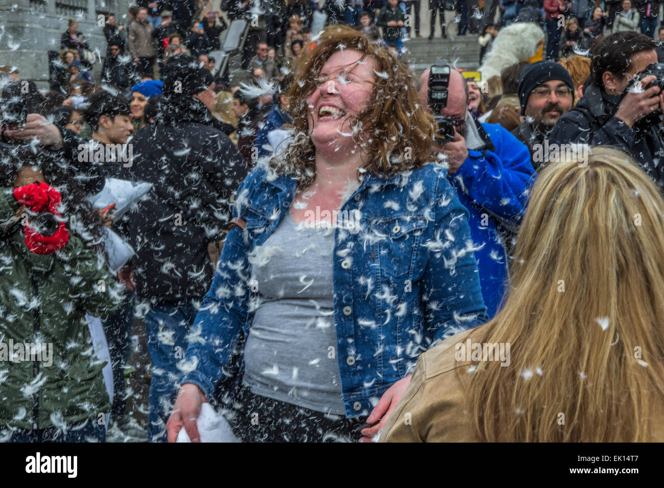 Trafalgar Square, London, UK 4. April 2015: der London International Pillow Fight. Bildnachweis: Paul Mendoza/Alamy Live-Nachrichten Stockfoto