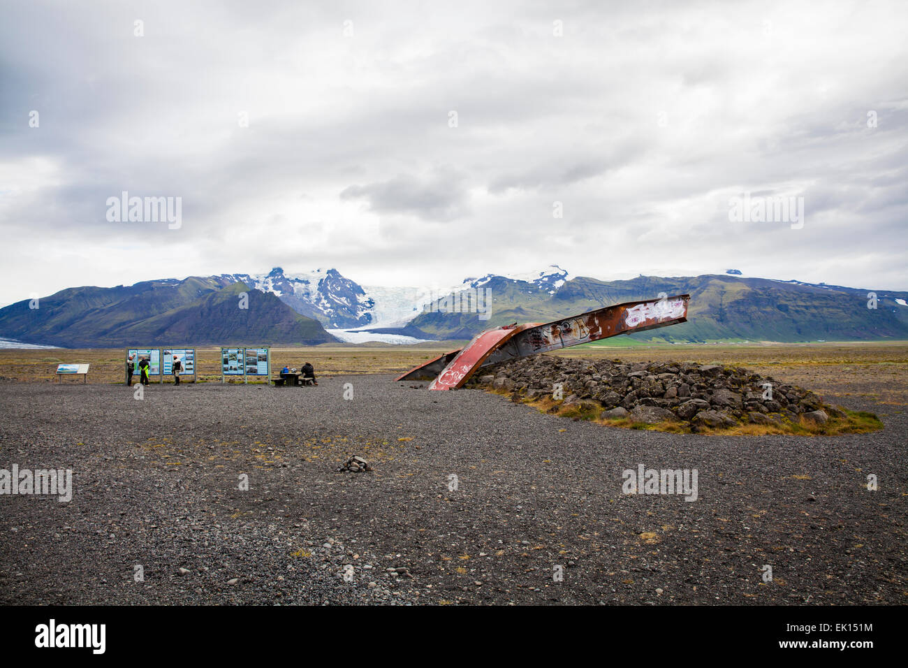 Ort der Skeiðarársandur Gletscher und Denkmal für den zerstörten Autobahnbrücke 1 in Island anzeigen Stockfoto