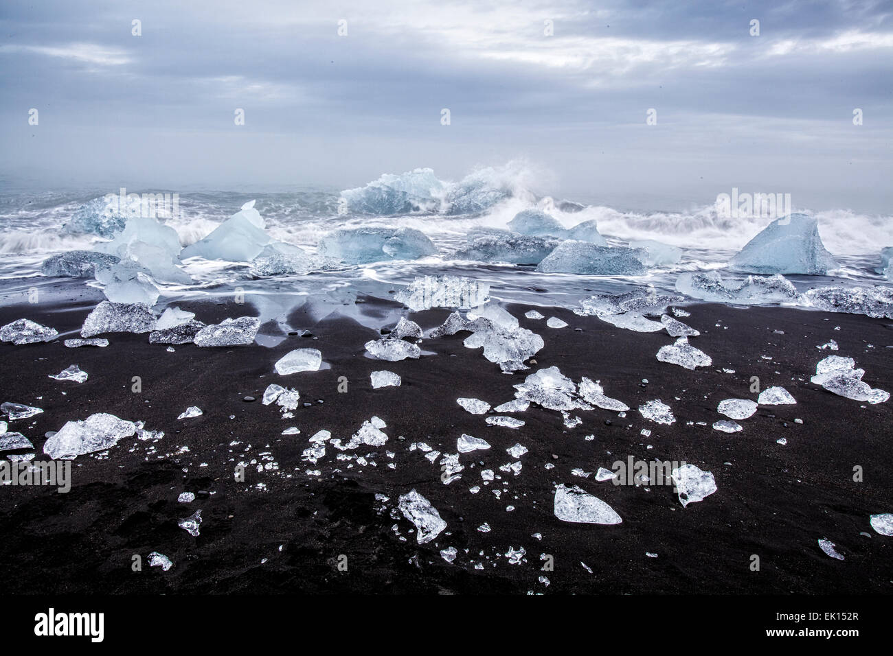 Blick auf den Ozean mit Eisberge in der Nähe der Gletscherlagune Jökulsárlón im Süden Islands Stockfoto