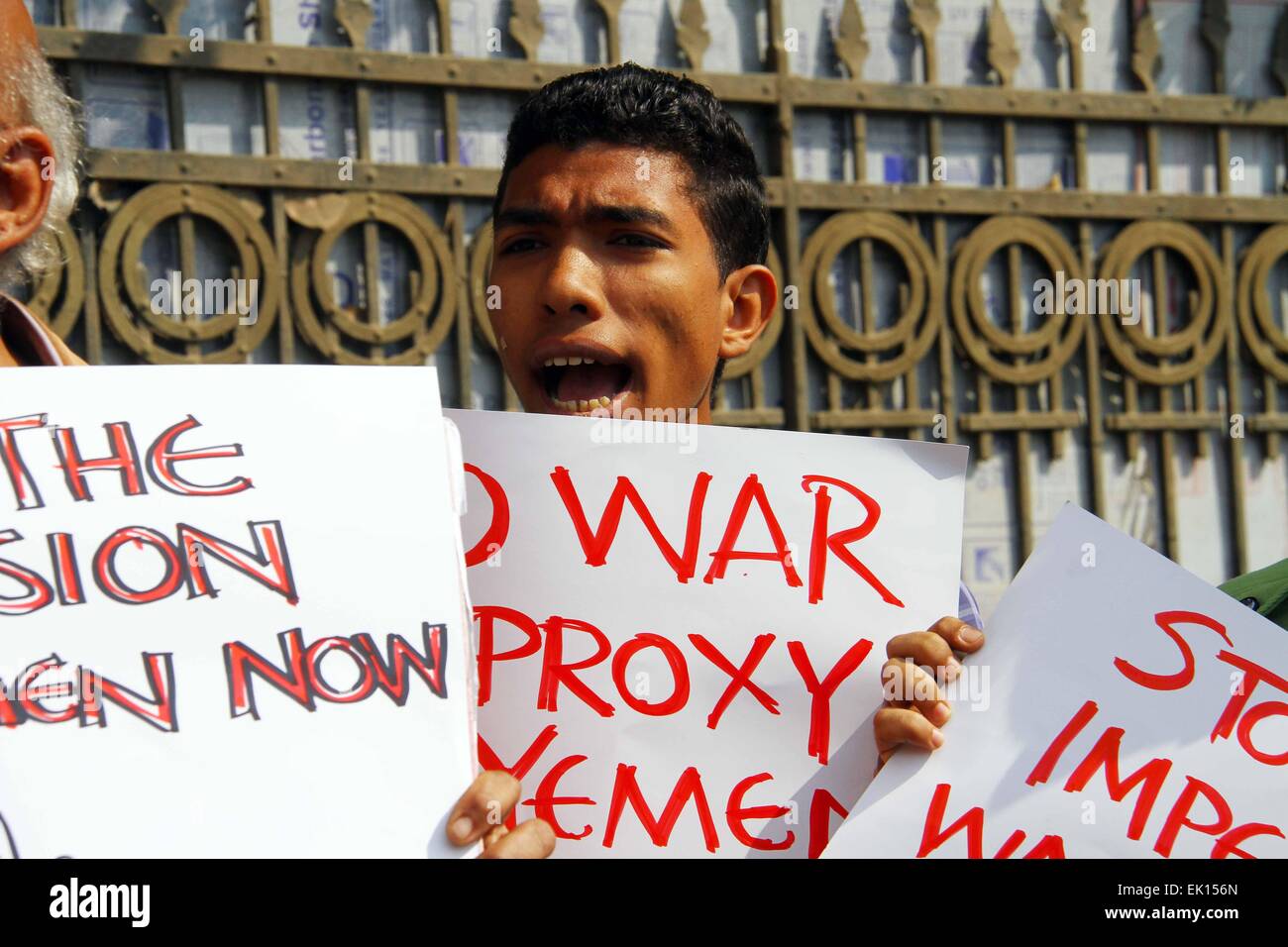 (150404)--Kairo, 4. April 2015 (Xinhua)--A Mann steht vor der Botschaft von Saudi-Arabien, Saudi Arabien-geführten Luftangriffe auf Jemen in Kairo, die Hauptstadt von Ägypten, 4. April 2015 zu protestieren. Rund zwei Dutzend jemenitischen und ägyptischen Aktivisten hielten Banner und riefen Slogans hier am Samstag, Saudi Arabien-geführte Koalition kontinuierliche Luftangriffe auf Jemen zu protestieren. (Xinhua/Ahmed Gomaa) Stockfoto