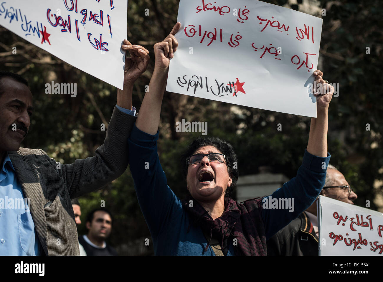 (150404)--Kairo, 4. April 2015 (Xinhua)--Demonstranten versammeln sich vor der Botschaft von Saudi-Arabien, Saudi Arabien-geführten Luftangriffe auf Jemen in Kairo, die Hauptstadt von Ägypten, 4. April 2015 zu protestieren. Rund zwei Dutzend jemenitischen und ägyptischen Aktivisten hielten Banner und riefen Slogans hier am Samstag, Saudi Arabien-geführte Koalition kontinuierliche Luftangriffe auf Jemen zu protestieren. (Xinhua/Pan Chaoyue) Stockfoto
