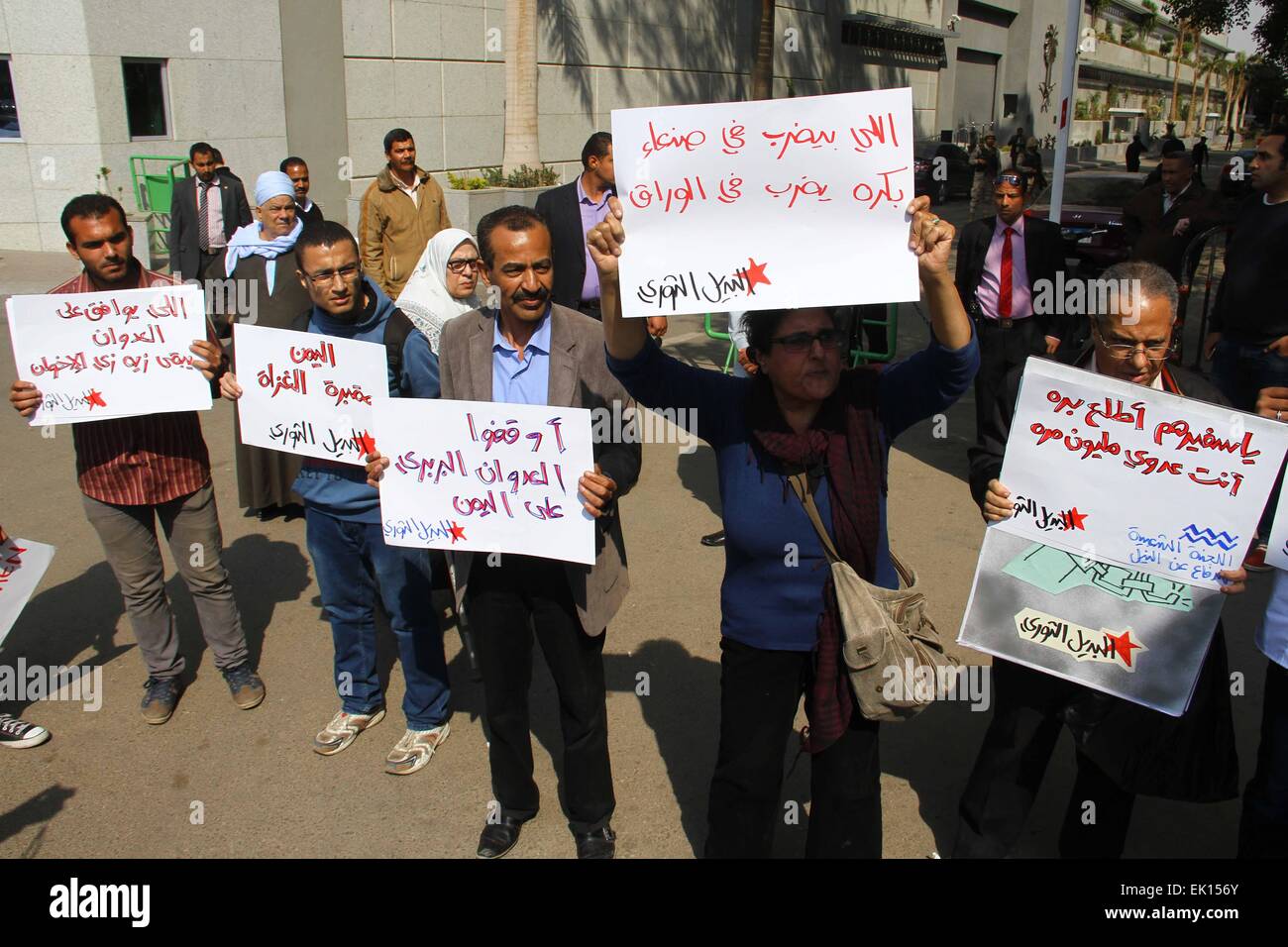 (150404)--Kairo, 4. April 2015 (Xinhua)--Demonstranten versammeln sich vor der Botschaft von Saudi-Arabien, Saudi Arabien-geführten Luftangriffe auf Jemen in Kairo, die Hauptstadt von Ägypten, 4. April 2015 zu protestieren. Rund zwei Dutzend jemenitischen und ägyptischen Aktivisten hielten Banner und riefen Slogans hier am Samstag, Saudi Arabien-geführte Koalition kontinuierliche Luftangriffe auf Jemen zu protestieren. (Xinhua/Ahmed Gomaa) Stockfoto