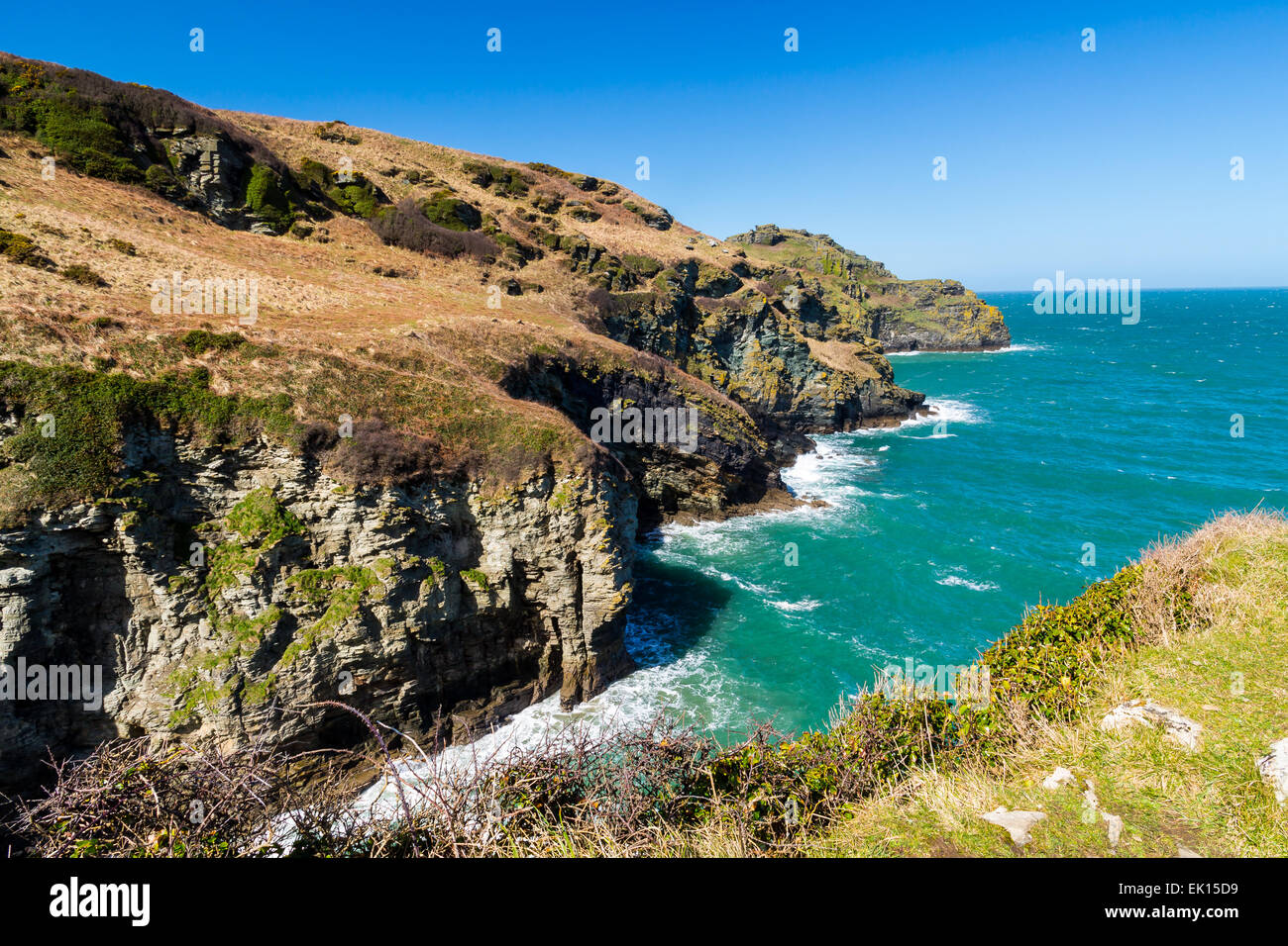 Mit Blick auf den Strand von Bossiney Cove Tintagel Cornwall England UK Europe Stockfoto