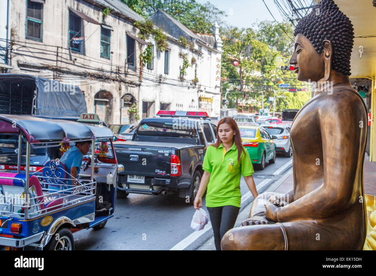 Big Buddha betrachtet den Stau in der alten Stadt von Bangkok Stockfoto