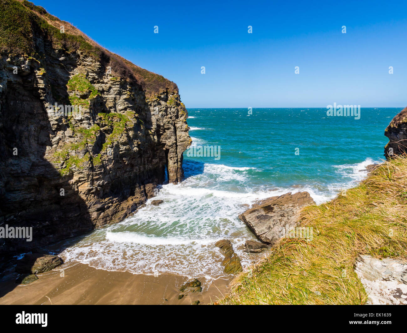Mit Blick auf den Sandstrand bei Bossiney Cove Tintagel Cornwall England UK Europe Stockfoto