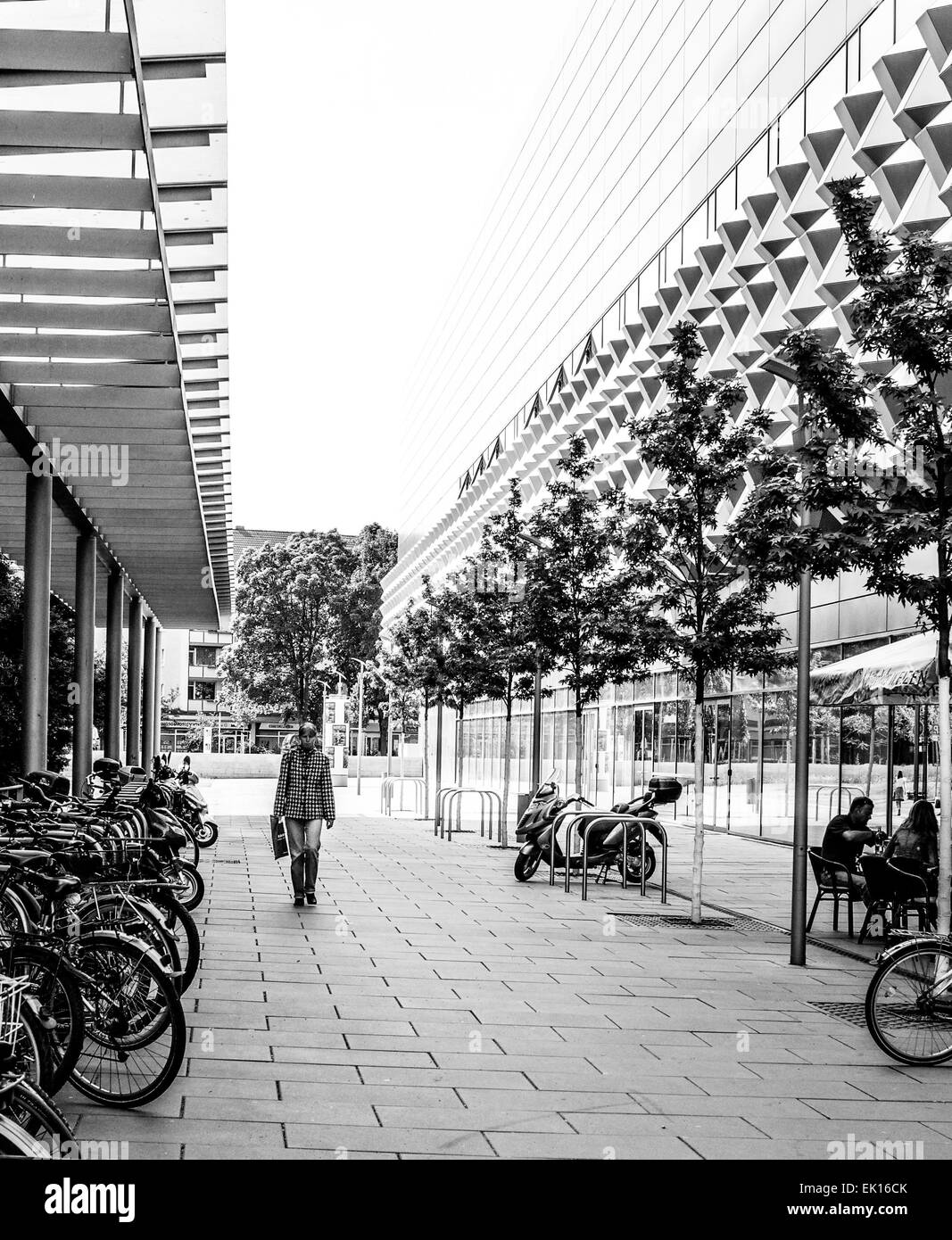 Ein Gehweg zwischen zwei Einkaufsstraßen in Dresden, Deutschland hat viele starke geometrische Motive zu sehen. Stockfoto