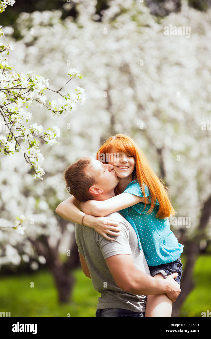 schönes paar in Liebe Spaß im Freien im Frühling Garten voller blühender Apfelbäume Stockfoto
