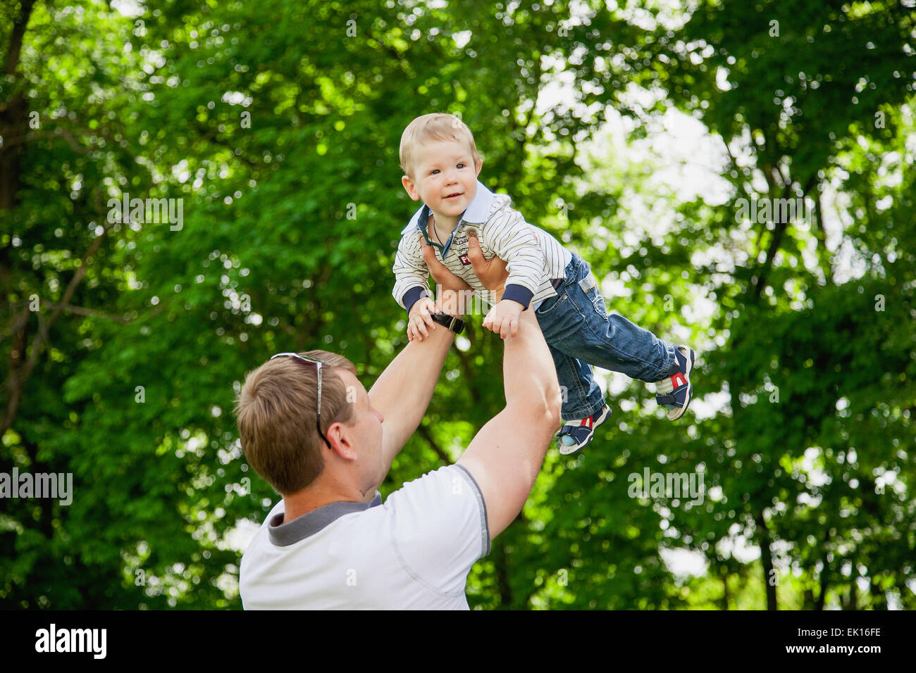 Glücklicher Vater und Sohn Spaß im Freien im Park. Väter lieben. Familienkonzept Stockfoto
