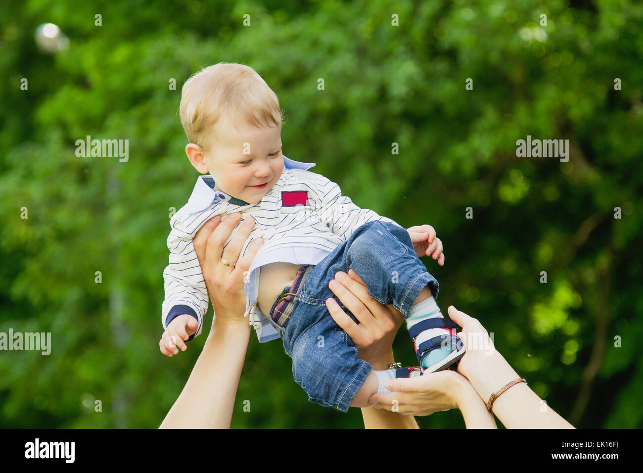 Glückliche Familie Spaß im Freien im Park. Vater, Mutter und Kind. Familienkonzept Stockfoto