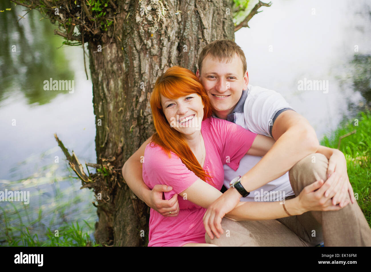 schönes paar in Liebe Spaß im Freien haben, sitzen am Ufer des Sees, Fluss Stockfoto