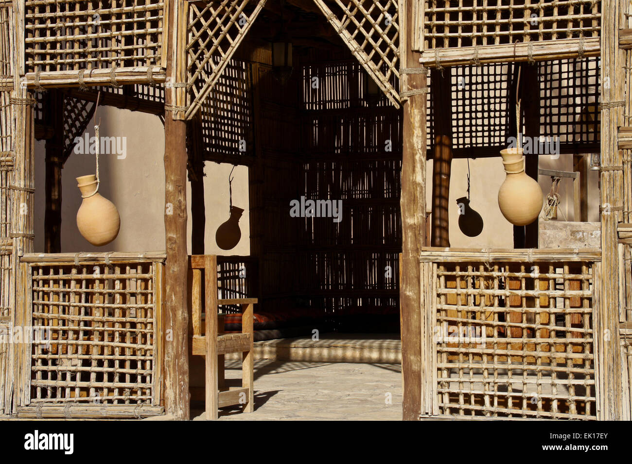 Töpferei Wasser Krüge hängen im Fenster der vergitterten Holz Tierheim, Nizwa Fort Nizwa, Oman Stockfoto