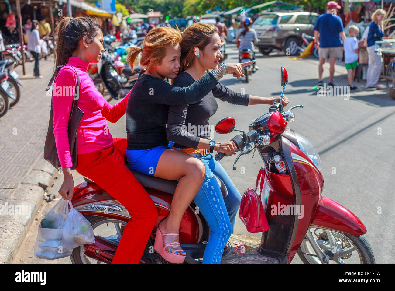 Drei junge kambodschanische Mädchen auf einem moped Stockfoto