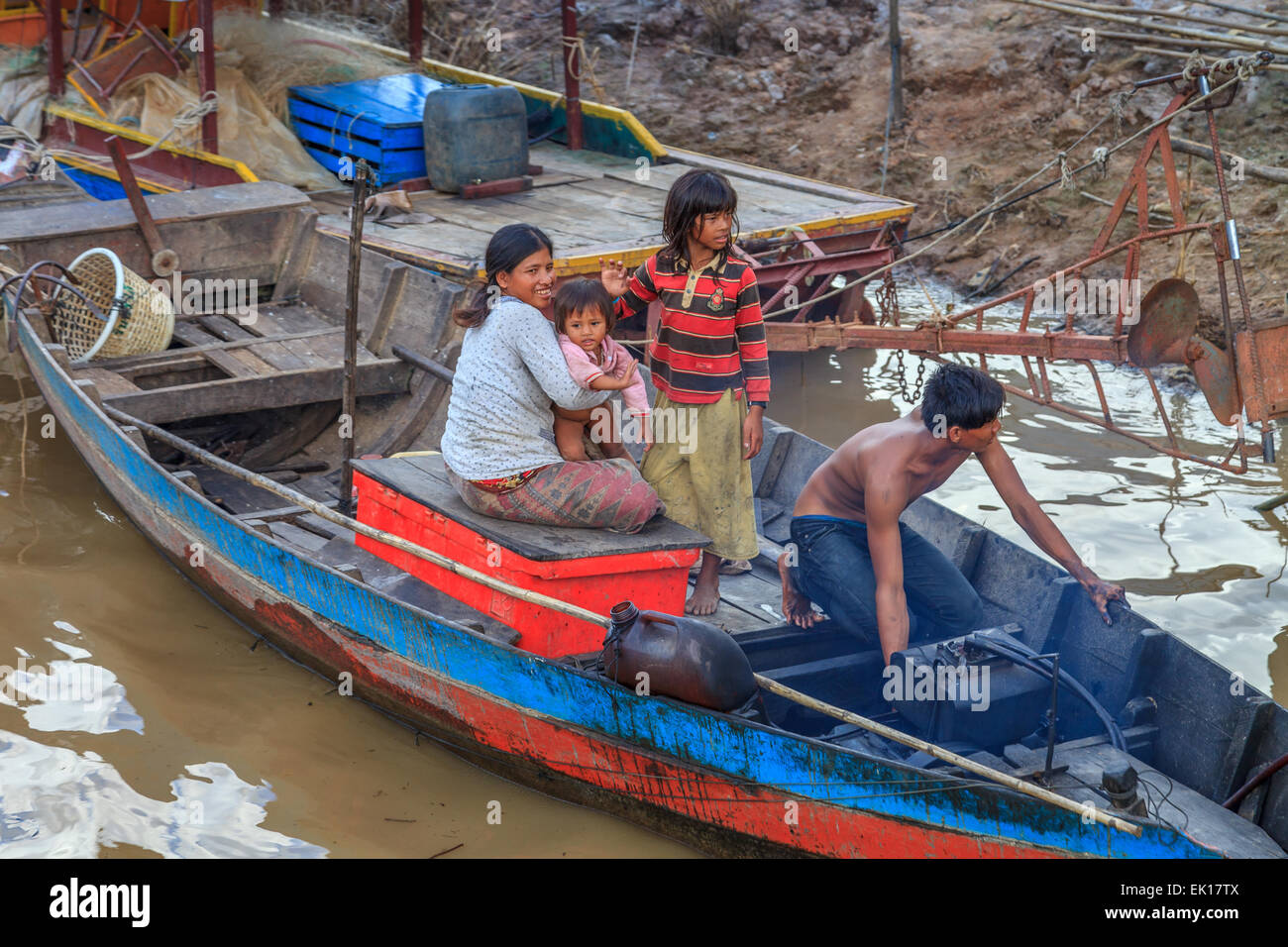 Familie auf einem Boot am schwimmenden Dorf Kampong Phulk Stockfoto