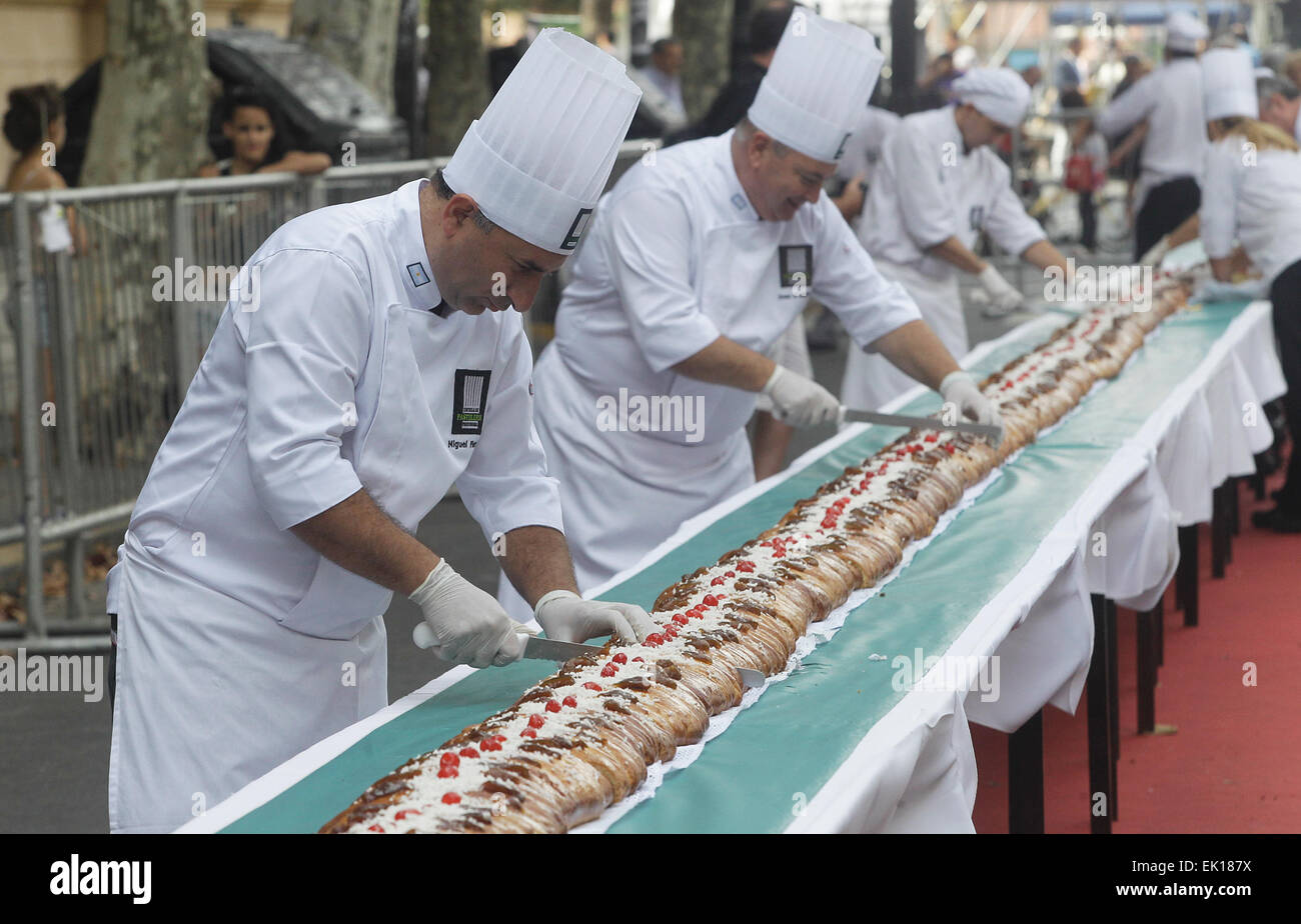 Buenos Aires, Argentinien. 4. April 2015. Meister der Teig Stück geflochten Osterbrot am Mai Avenue, Buenos Aires, Argentinien, am 4. April 2015. Laut lokalen Presseberichten hat geflochtene Osterbrot 150 m Länge und die Breite von 24 cm, das größte Brot überhaupt in Argentinien hergestellt wird. Das Brot soll in Scheiben für einen guten Zweck verkauft werden. © Alberto Raggio/Xinhua/Alamy Live-Nachrichten Stockfoto