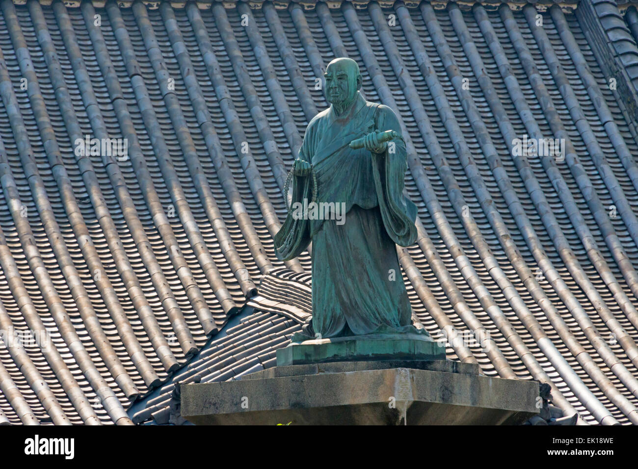 Buddhistische Statue auf dem Dach der Yasaka-Schrein, Kyoto, Japan Stockfoto