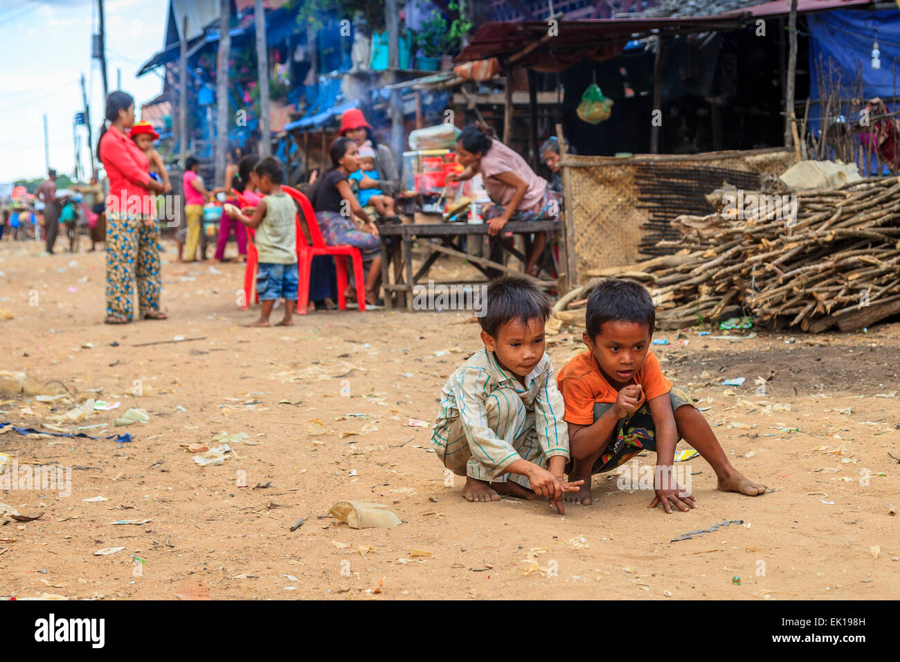 Kinder spielen mitten auf der Straße am schwimmenden Dorf Kampong Phulk Stockfoto