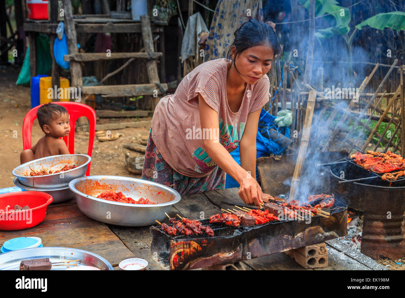 Eine Frau, die Spieße im schwimmenden Dorf Kampong Phulk verkauft Stockfoto