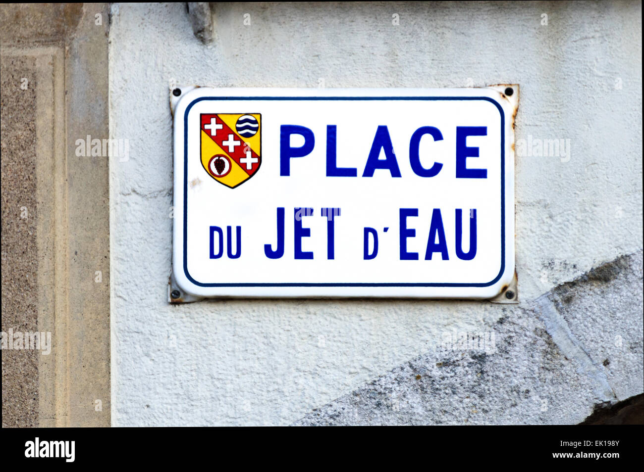 Emailliertes Straßenschild in Santenay, Côte d ' dOr, Frankreich Stockfoto