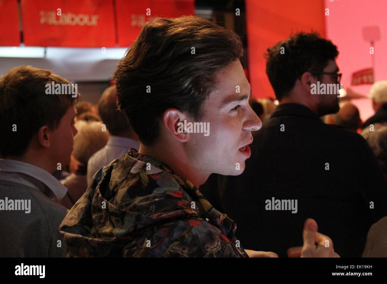 Warrington, UK. 4. April 2015. Reality-TV-star Joey Essex in der Menge beobachten Ed Miliband anlässlich einer Wahlveranstaltung in Parr Hall. Bildnachweis: Simon Newbury/Alamy Live-Nachrichten Stockfoto