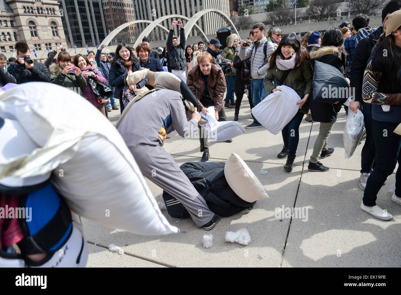 Toronto, Kanada. 4. April 2015. Hunderte von Torontonians kämpft mit Kissen, auf International Pillow Fight Tag in Toronto City Hall am 4. April 2015. Bildnachweis: NISARGMEDIA/Alamy Live-Nachrichten Stockfoto