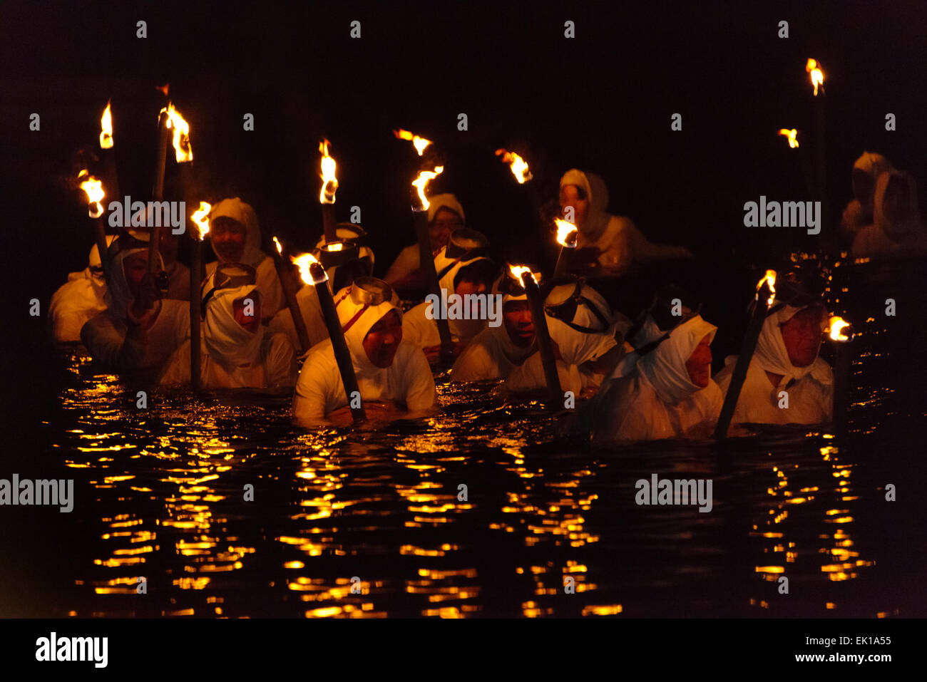 AMA-Frauen Schwimmen im Meer mit Fackeln in der Nacht feiern Shirahama Ama Festival, Minamiboso, Präfektur Chiba, Japan Stockfoto