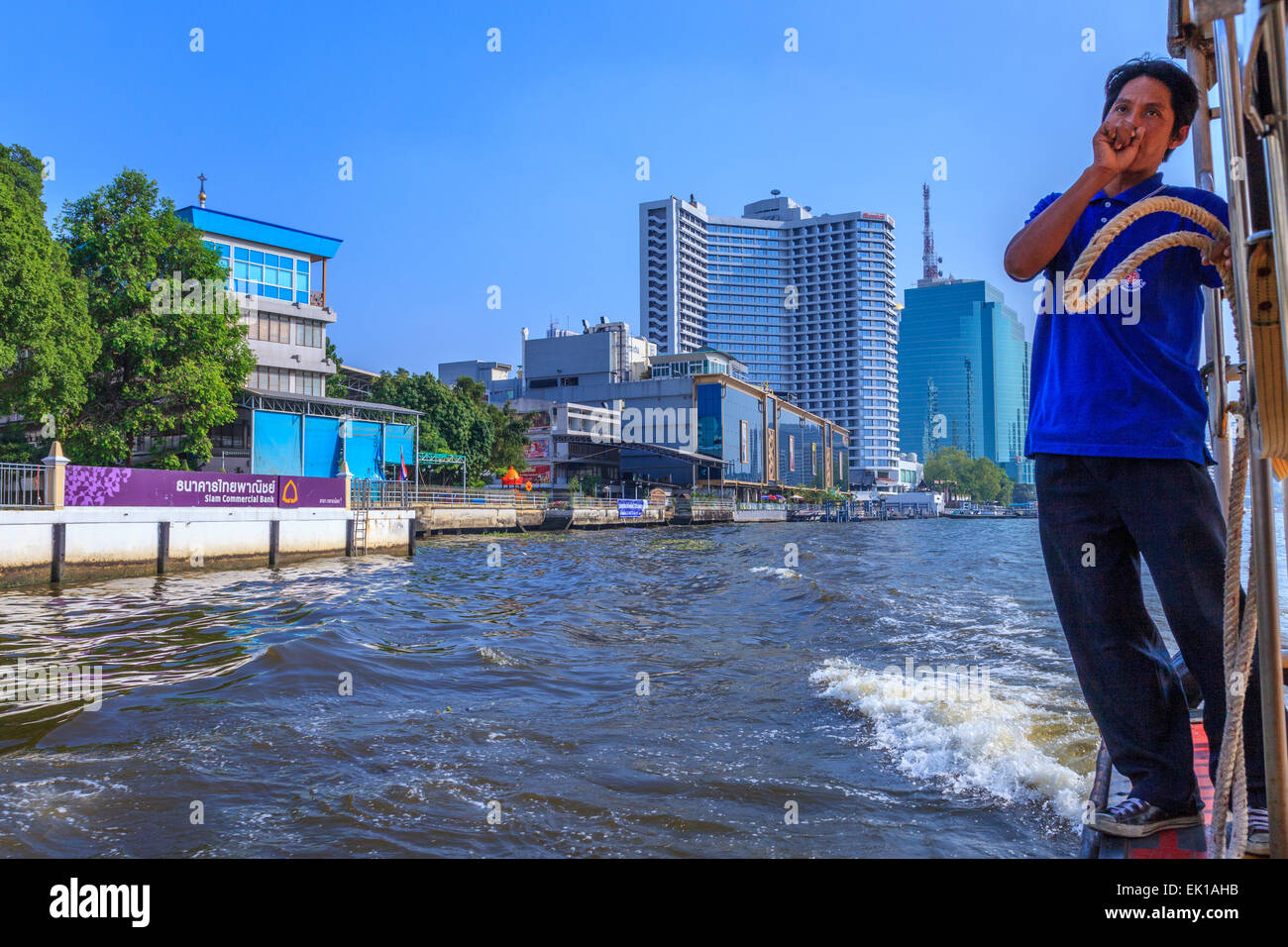 Der Bootsmann kündigt die nächste Station auf dem Chao Phraya Express Boat Stockfoto