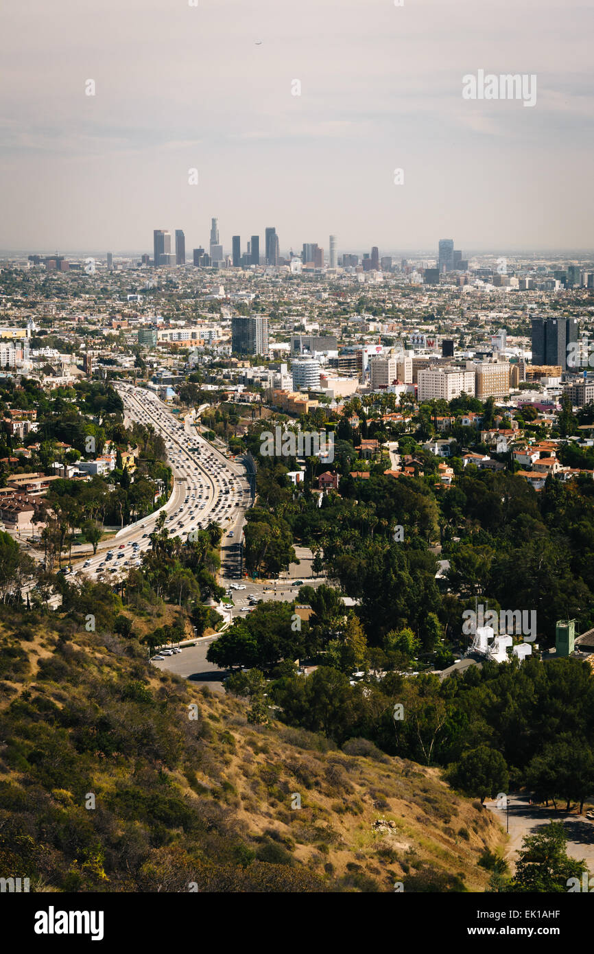 Blick auf die Skyline von Los Angeles aus der Hollywood Bowl Overlook am Mulholland Drive, in Los Angeles, Kalifornien. Stockfoto