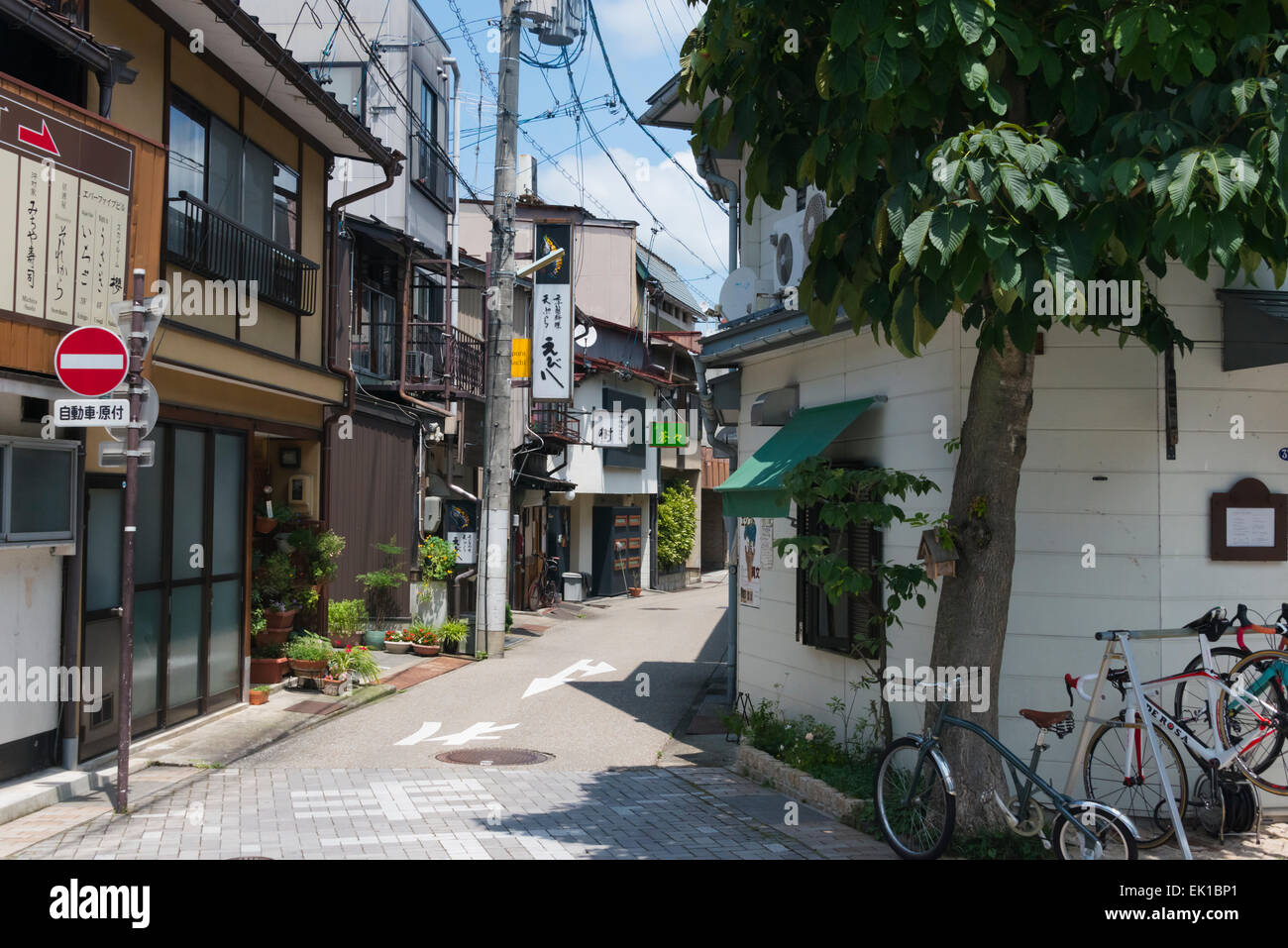 Alte Straße aufgereiht mit traditionellen Gebäuden, Hida-Takayama, Präfektur Gifu, Japan Stockfoto
