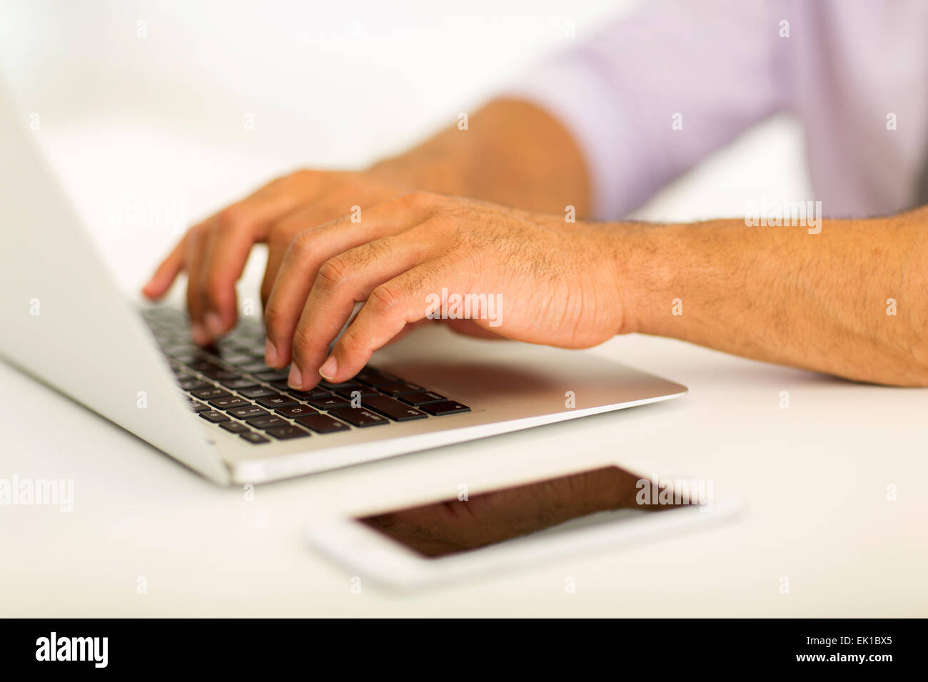 Nahaufnahme von Mannhände arbeiten am laptop Stockfoto
