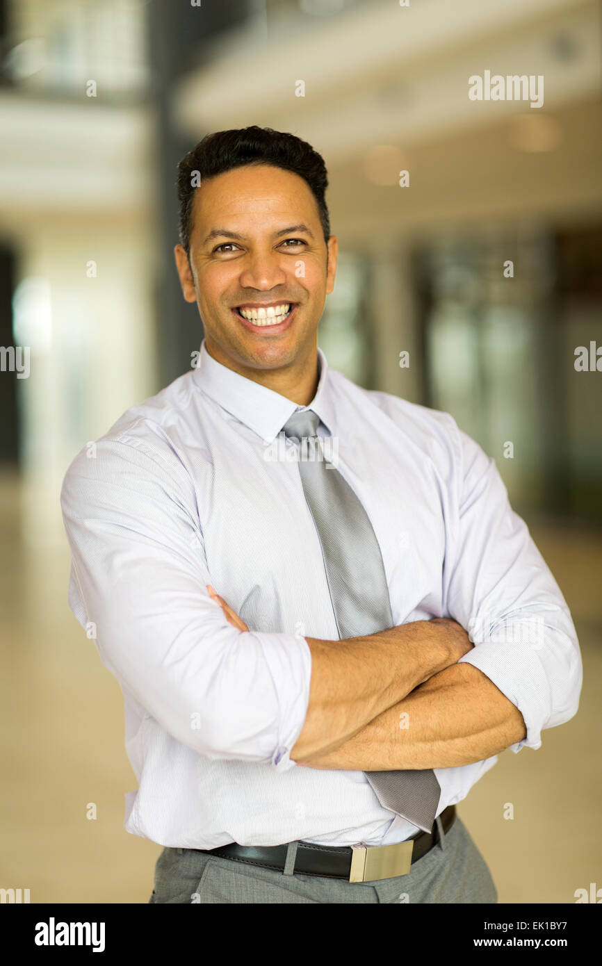 fröhliche kaukasischen Geschäftsmann im Bürogebäude Stockfoto