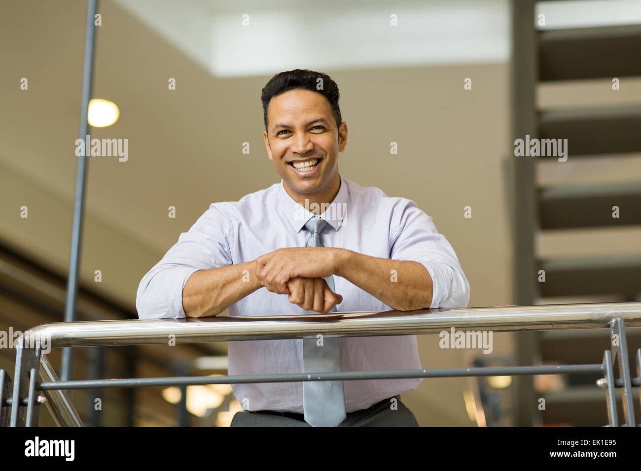 fröhliche Geschäftsmann durch Treppe stehend Stockfoto