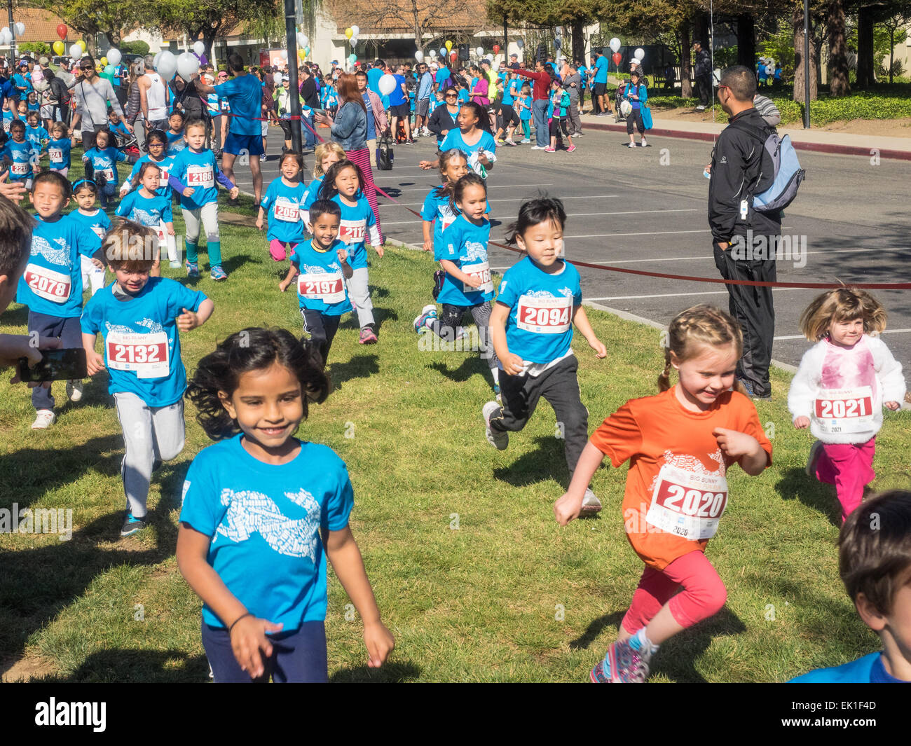 CUPERTINO, CA - 4 APRIL: Jährliche Big Bunny Fun Run, ein Ereignis, das positive, gesunde und verbundene Gemeinschaft am April feiert Stockfoto