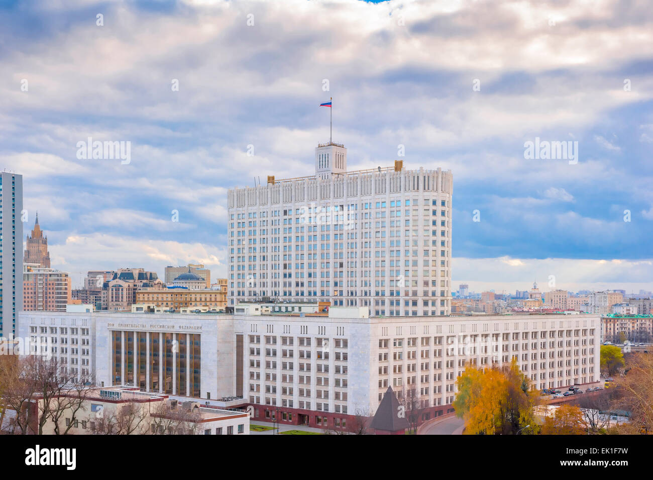 Russische Regierung Gebäude in Moskau. Das Hotel liegt am Ufer der Moskwa. Es war von 1965 bis 1979 gebaut. Stockfoto